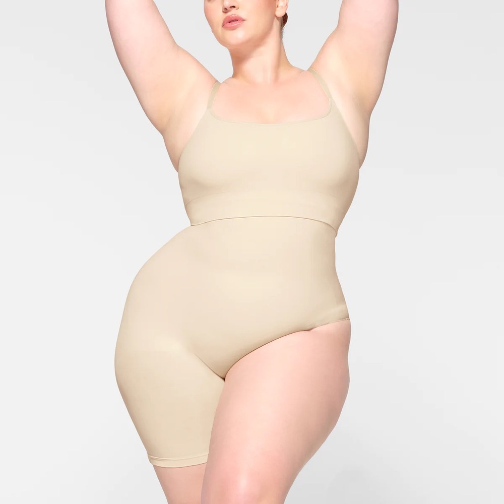 Skims Seamless Sculpt Mid Waist Solution Short Left LED Exposed 2X Sand